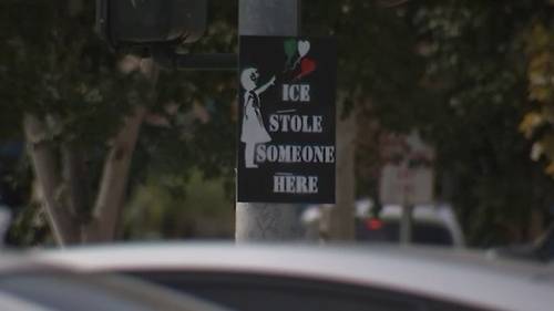 Grupo defensor de inmigrantes coloca carteles en Ontario que dicen 'ICE se robó a alguien de aquí'