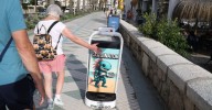'Sardinator', un robot que publicita "mojitos y caipiriñas" se pasea por La Malagueta y el Ayuntamiento pide retirarlo