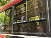 Tres colectivos fueron agredidos a pedradas y un pasajero resultó herido con fragmentos de vidrio