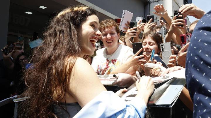 Rosalía visita en Buenos Aires el estadio del Boca Juniors junto al cantante Trueno