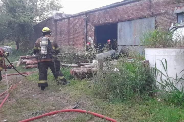 Se incendió un galpón de grandes dimensiones en zona sur de Paraná