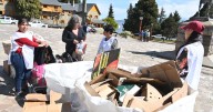 Recicladores de Bariloche reúnen material en el Centro Cívico: “Nos ayuda muchísimo”