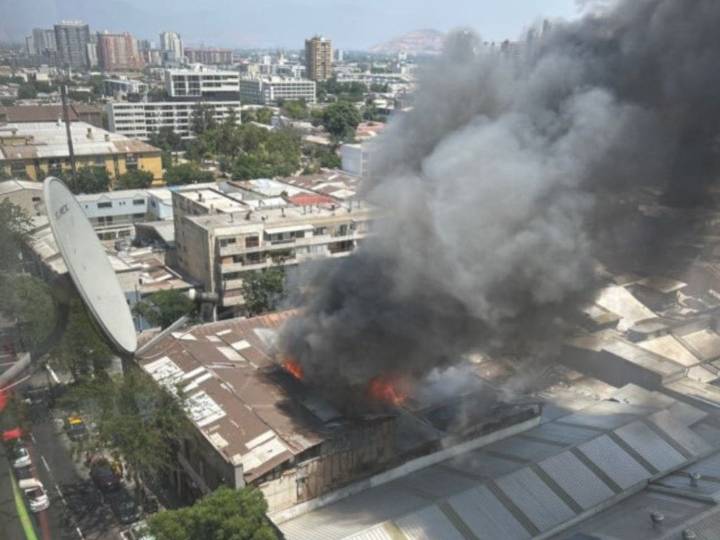 Incendio afecta a 3 cités en Santiago: decenas de bomberos combaten el siniestro