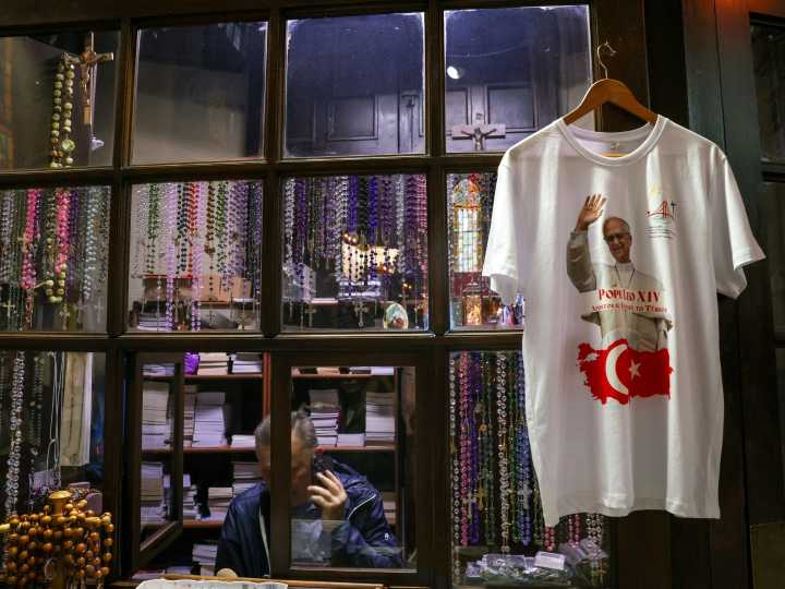 El papa León XIV parte a su primer viaje internacional: dos destinos diversos entre la historia y la guerra