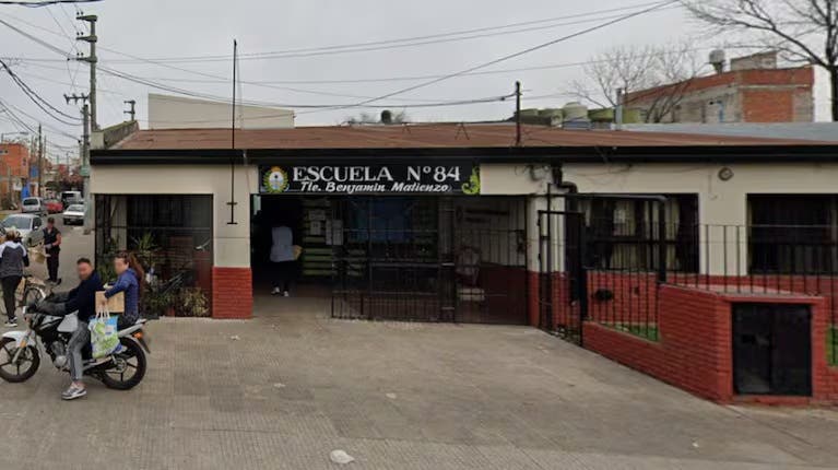 Una maestra de primaria fue atacada a golpes por la madre de un alumno y podría perder un ojo