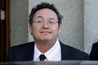 O fiscal xeral non contesta ás acusacións e reprocha a "actitude desleal" da parella de Ayuso