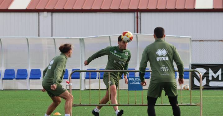 La baja de Juanje abre la puerta de la titularidad a Luis Roldán y Juanma Lendínez