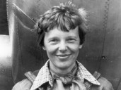 Quién fue Amelia Earhart, la piloto feminista: vuelos récord por el mundo y una misteriosa desaparición