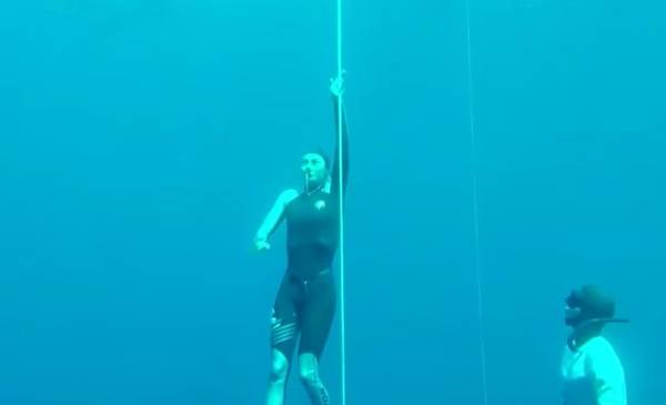 Una ucraniana rompió el récord mundial de apnea sin aletas