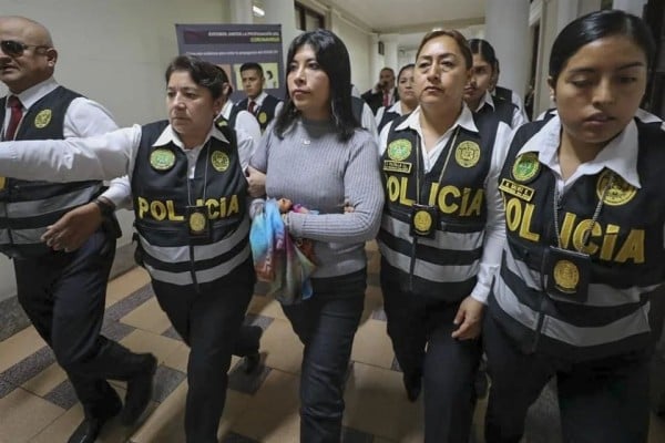 Ordena Perú captura de ministra asilada en Embajada mexicana