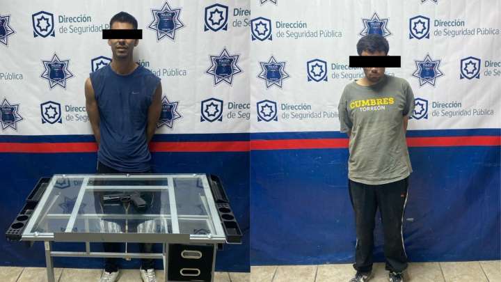 Aseguran a dos hombres que amenazaron a agentes con un arma réplica en el Centro de Torreón