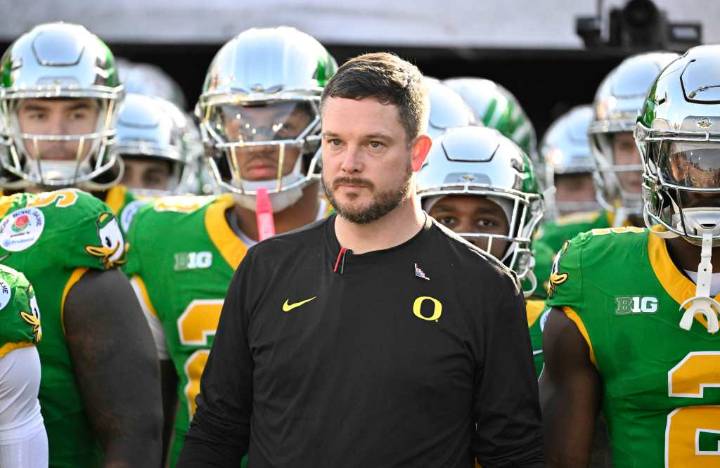 Recruiting roundup: Oregon to host wave of blue chippers for USC showdown, flip season moves and Arizona’s in