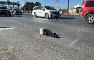 Tapa abierta genera riesgo y ralentiza el tránsito en el bulevar Nazario Ortiz Garza
