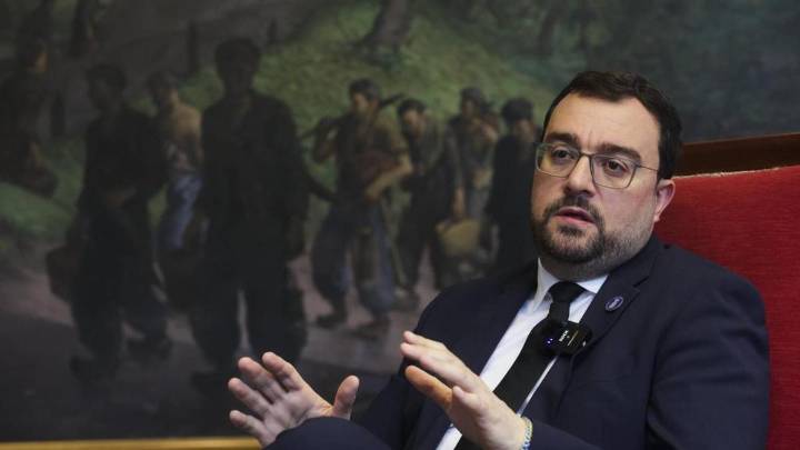 Adrián Barbón, de camino a la la mina de Cangas del Narcea: "Hay momentos en los que la Presidencia es una pesada carga"