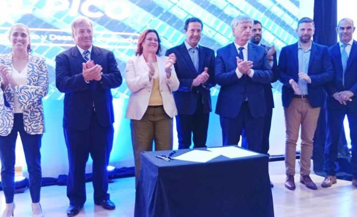 Inversión privada: firmaron contrato del Parque Solar