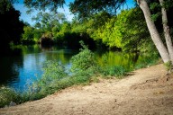 Dos jóvenes mueren tras volcar su kayak en un río de Texas: el padre de uno sigue desaparecido