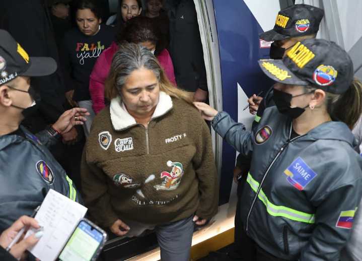 La Patria recibe con dignidad a 200 connacionales desportados desde Phoenix, Arizona