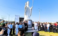 Develan monumental estatua del papa León XIV en Chiclayo: ceremonia congregó a miles de fieles