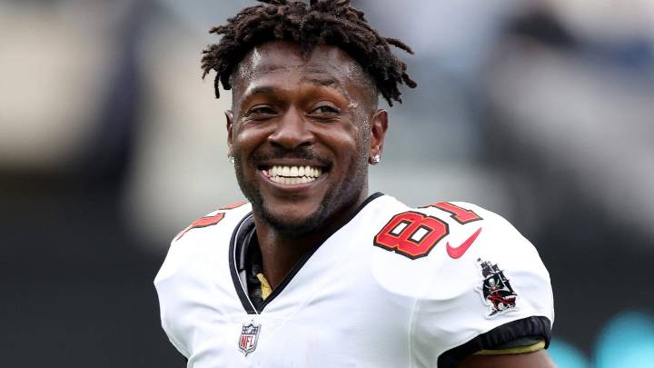 Former Tampa Bay Buccaneer Antonio Brown released from Miami jail to await attempted murder trial