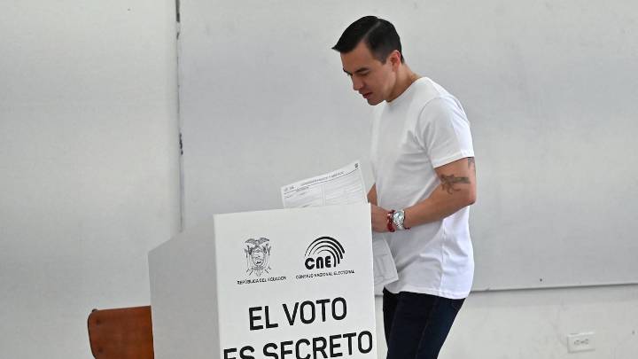 Ecuador vota referendo sobre regreso de bases militares extranjeras y nueva Constitución