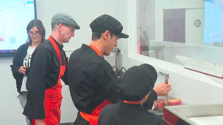 Almeida resalta que más del 50% de los alumnos de las escuelas municipales logra empleo