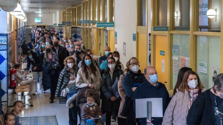 Filas de más de una hora en la vacunación frente a la gripe sin cita previa en Zaragoza: "Con la vacuna ya no hay fiebres en casa"