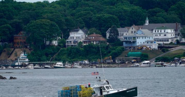 Lobster boats must keep using tracking devices for government observation, court rules