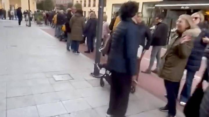 Una larga cola para adquirir Lotería de Navidad inunda la calle Santiago de Valladolid