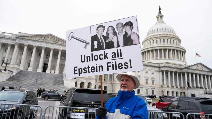 Trump firma la desclasificación los papeles de Epstein tras su cambio de postura sin aclarar cuándo se publicarán