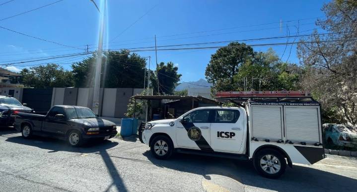 Detienen a dos tras robo con violencia a casa en Santiago, NL