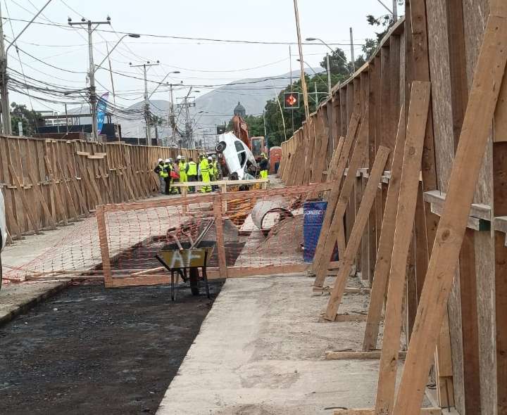 Vehículo colisiona durante la madrugada en zona de trabajos en Los Carrera