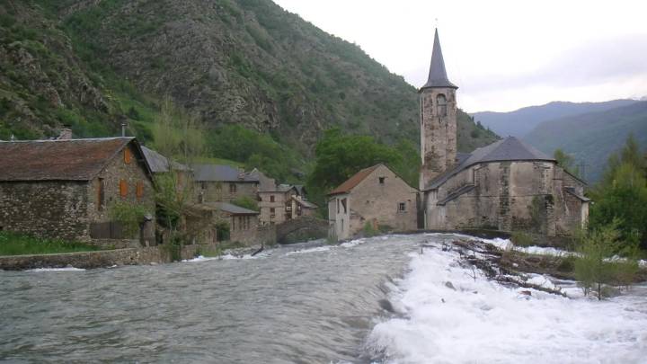 Parece la Toscana, pero está a una hora de Aragón: el bonito pueblo de casas de piedra