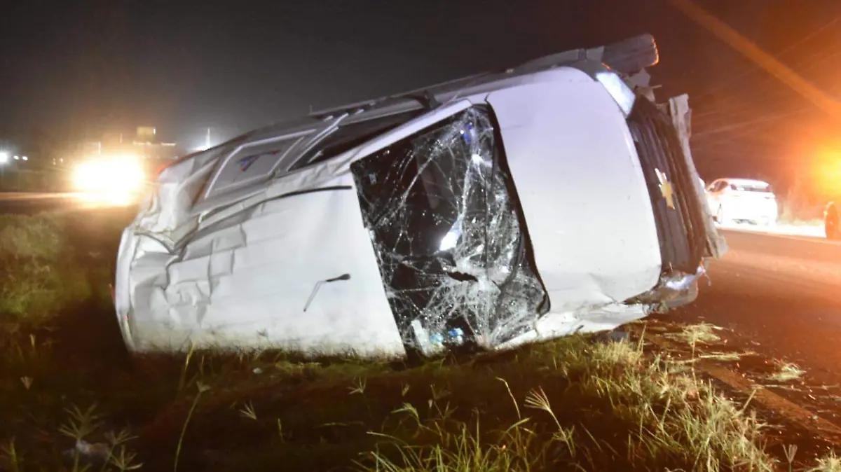 Accidente en Irapuato: volcadura en Libramiento Norte; deja dos personas heridas