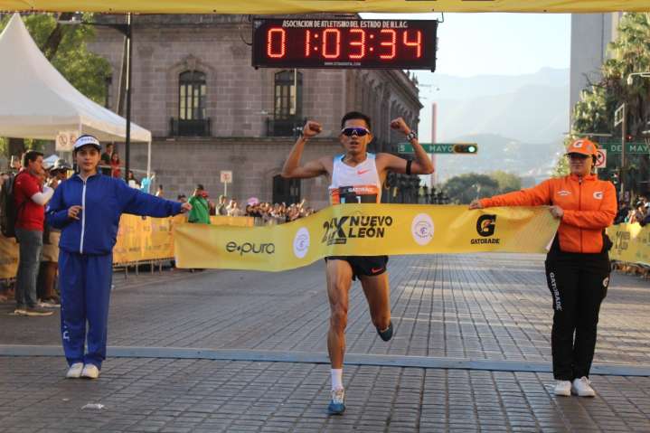 Santana y Mendoza dominan el 21K Nuevo León 2025