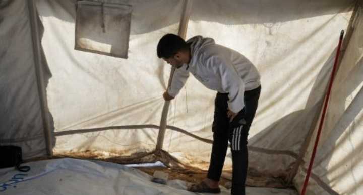 Primeras lluvias invernales fuertes azotan refugios improvisados de Gaza