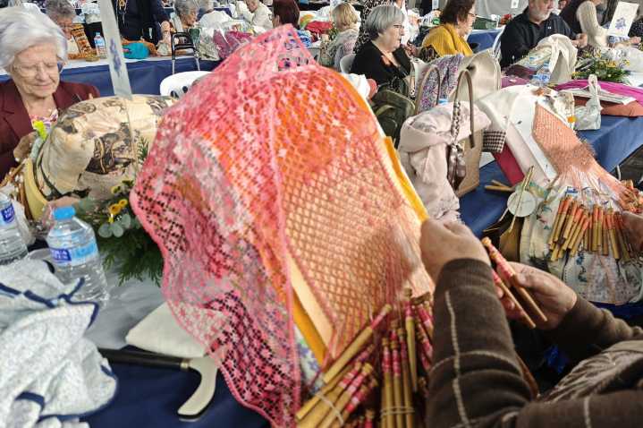 Alumbres reúne a 200 bolilleras en el XXI Encuentro de Bolillo