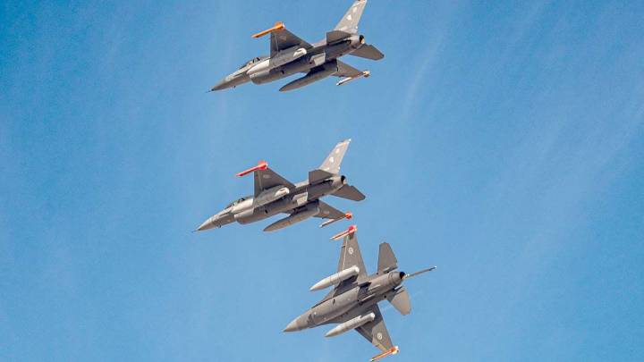 Los F-16 realizan el cruce del Atlántico en su ruta hacia la Argentina