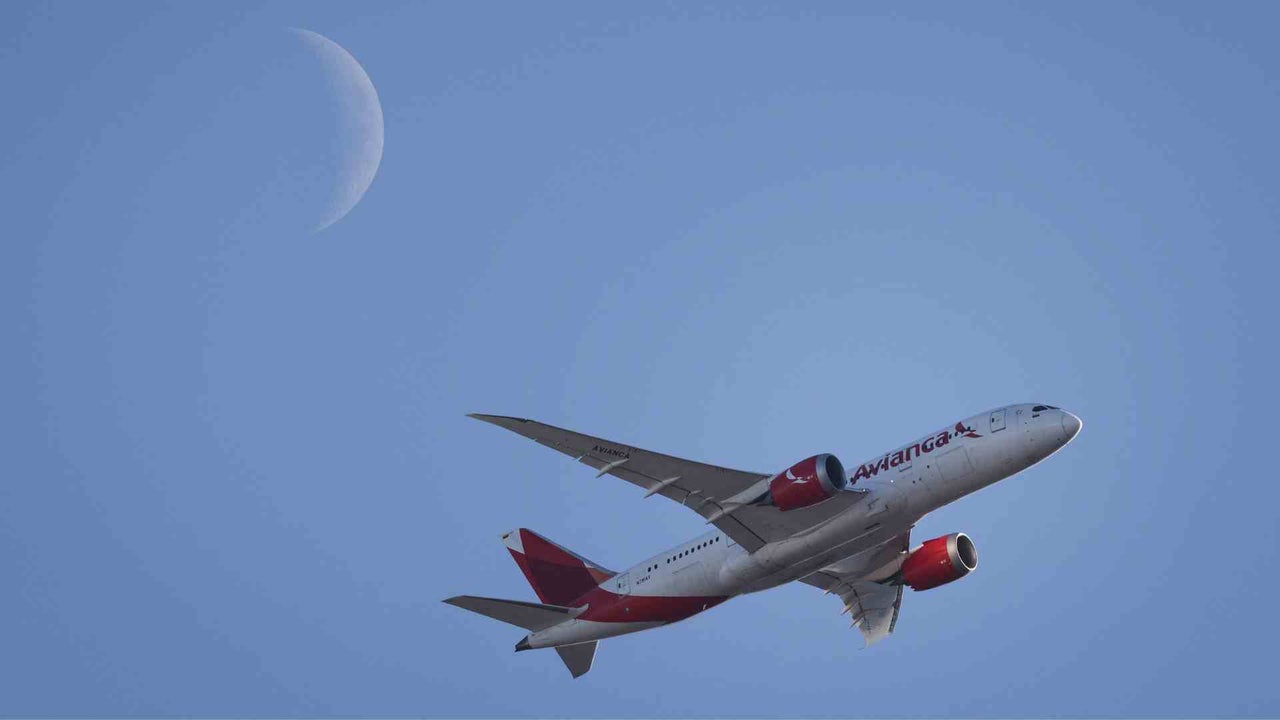 Avión de Avianca aterriza de emergencia con una turbina en llamas tras el impacto de un ave