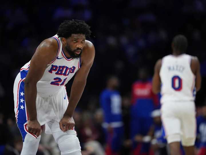 Joel Embiid deberá pagar sanción a la NBA tras polémico gesto