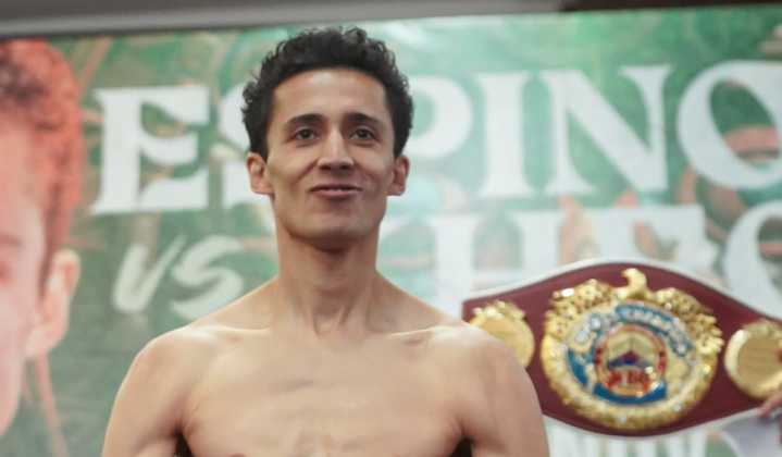 ¡Ganó El Divino! Rafael Espinoza aplasta a Arnold Khegai y sigue como campeón mundial de peso pluma