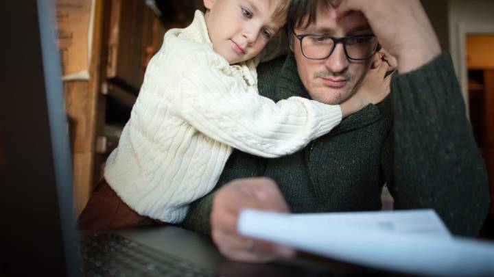 Households, businesses could be set for holiday season power price hike as Albanese government mulls ending energy rebates