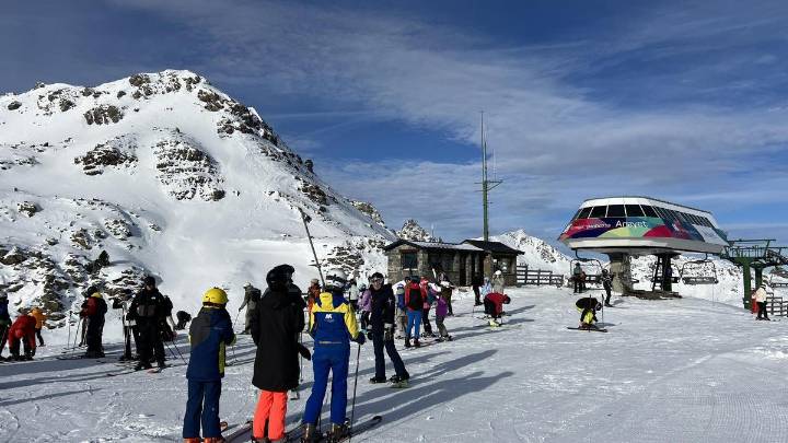 Los primeros esquiadores ya disfrutan de la nieve en el Pirineo: "Se nota que la gente tenía ganas de venir a esquiar"
