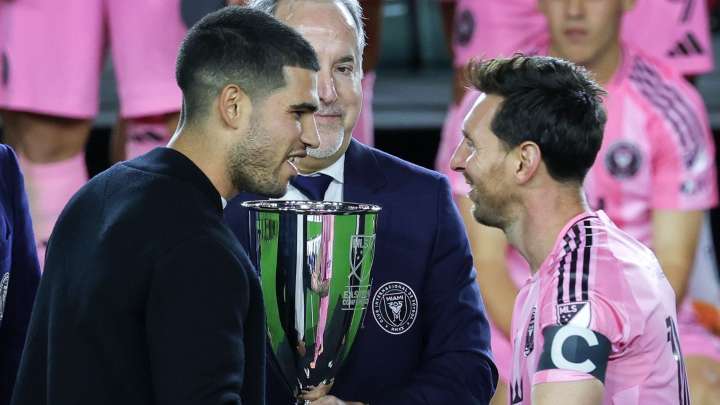 Carlos Alcaraz entrega el trofeo de la Conferencia Este de la MLS al Inter Miami de Messi