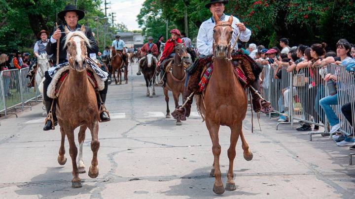 Almirante Brown festejó el Día de la Tradición con un desfile y un festival