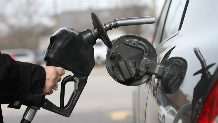 Michigan gas prices dip below $3 a gallon again