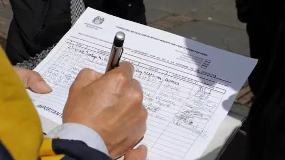 Análisis: ¿Por qué tantos candidatos recogen firmas?