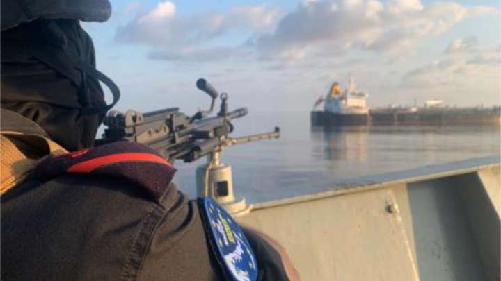 La fragata española 'Victoria' lidera la liberación de un buque secuestrado por piratas en Somalia