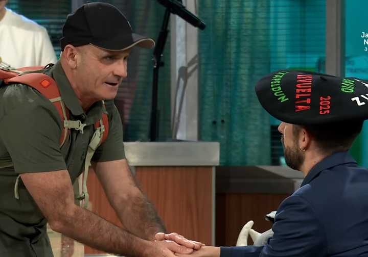 Aitor Francesena reparte txapelas y sidra en su regreso a 'La Revuelta': «Pareces el Doraemon vasco»