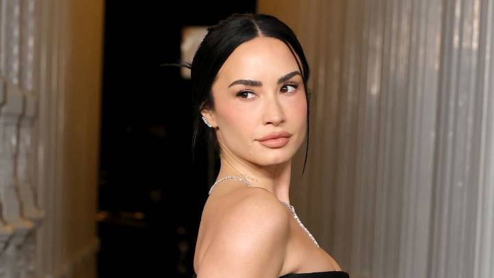 Demi Lovato looks better than ever in retro bikini amid sun