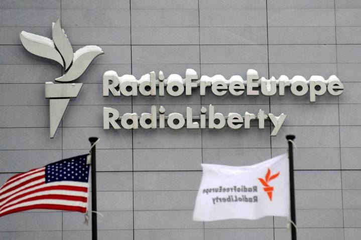 Cierra servicio húngaro de Radio Free Europe tras recortes de fondos de Trump